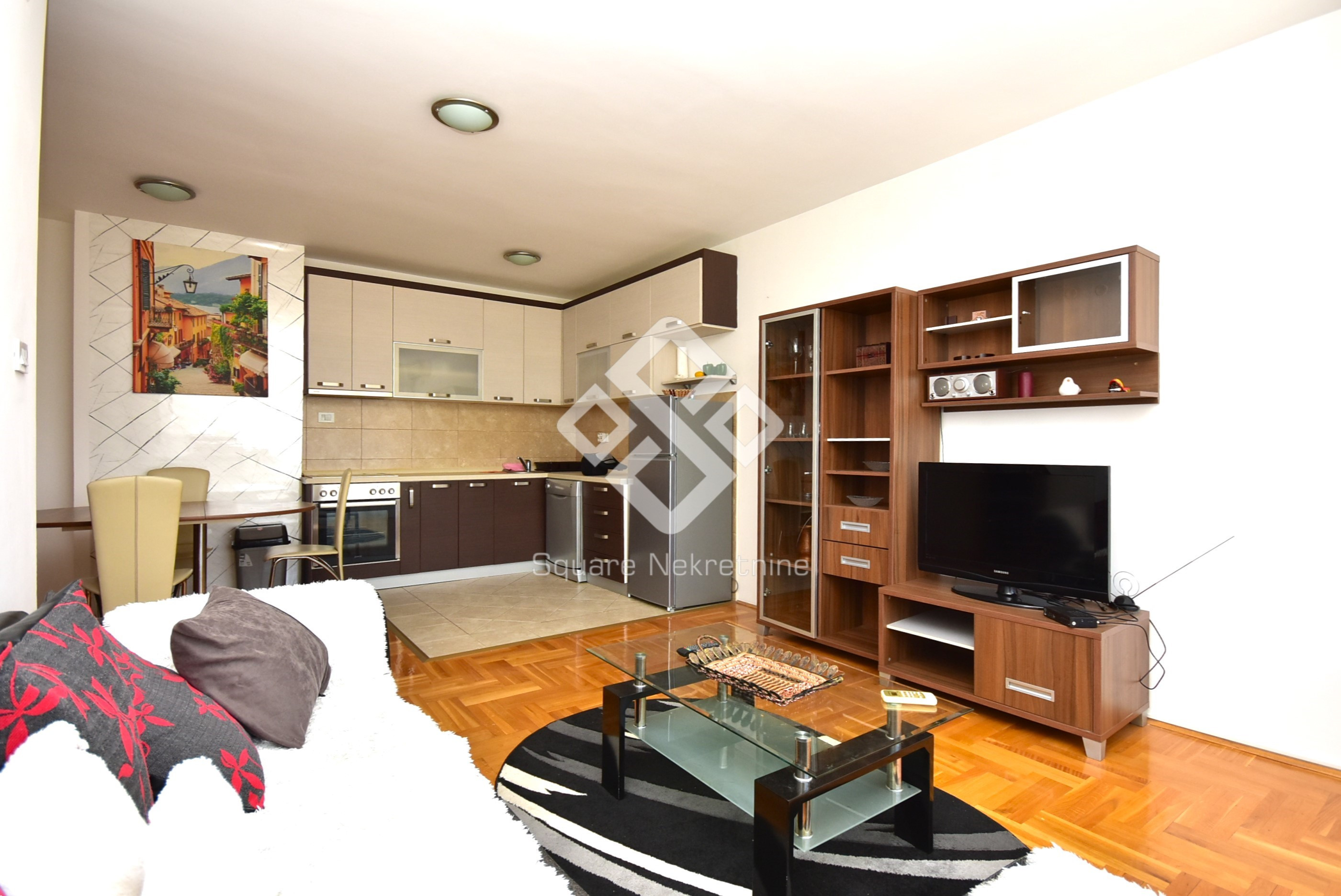 Dvosoban stan 65m2, namjesten+parking, iza Big Fashion