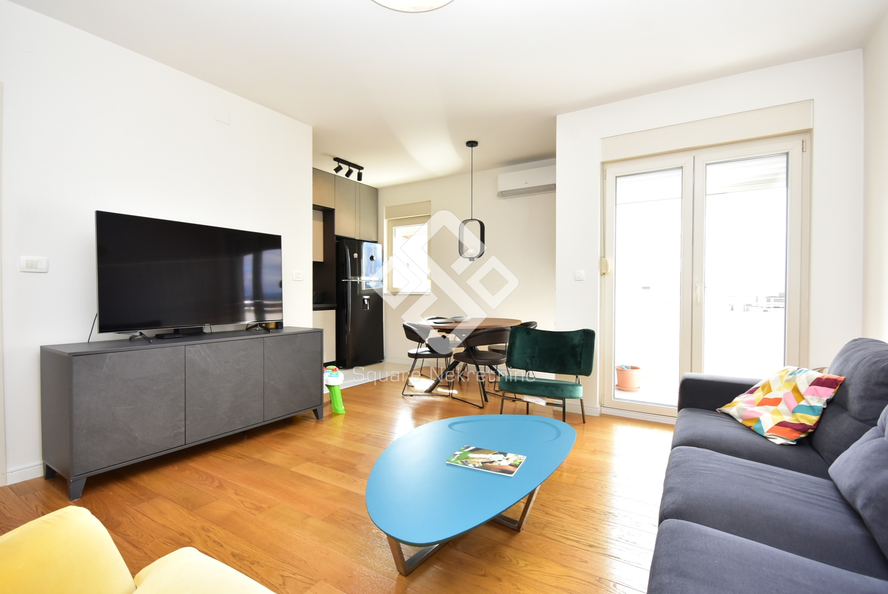 Dvosoban stan 70m2, namjesten+2 garaze, Central Point