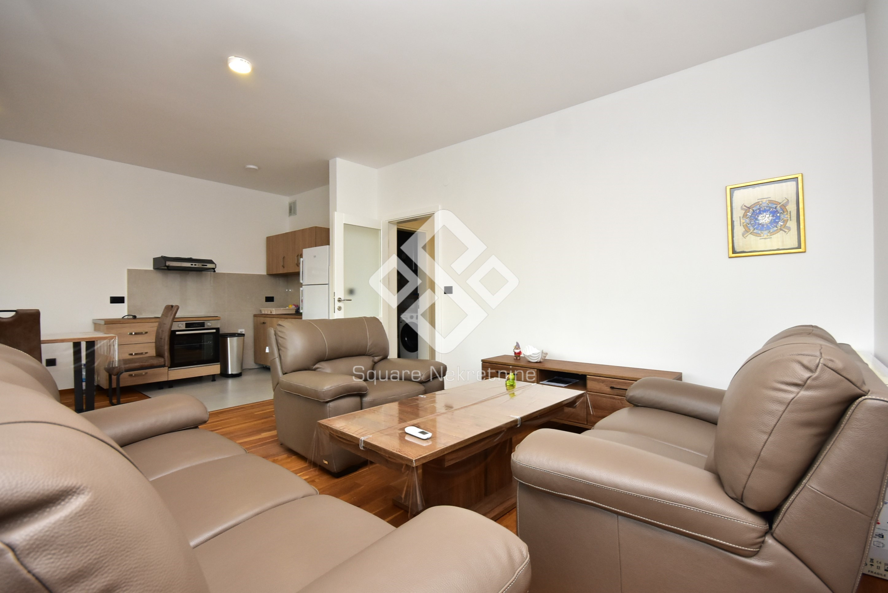 Dvosoban stan 76m2+15m2 terasa, namjesten+parking, Gorica C