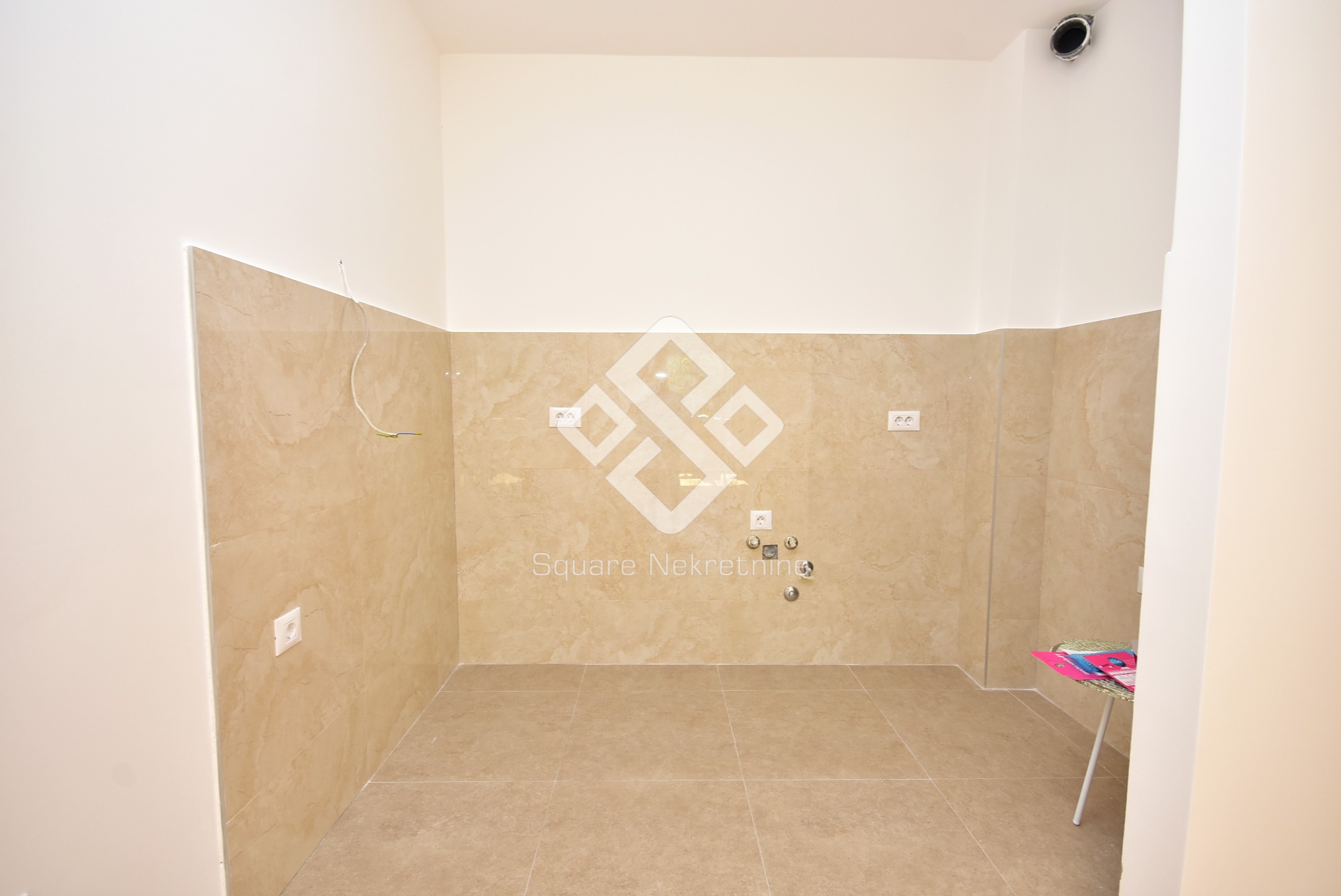 Jednosoban stan 42m2, prazan+parking, Goric C