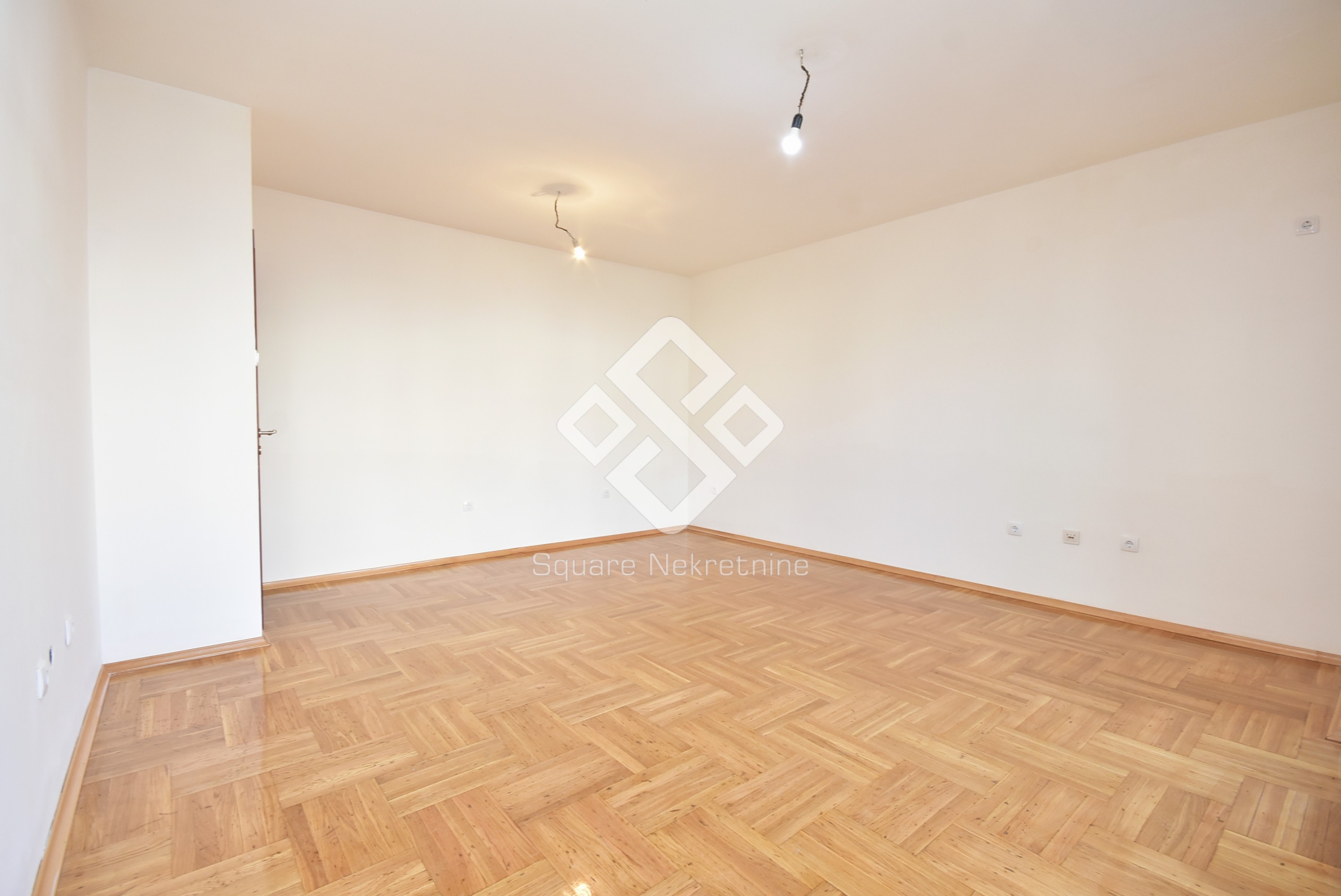 Dvosoban stan 73m2, prazan+parking, Nova Dalmatinska