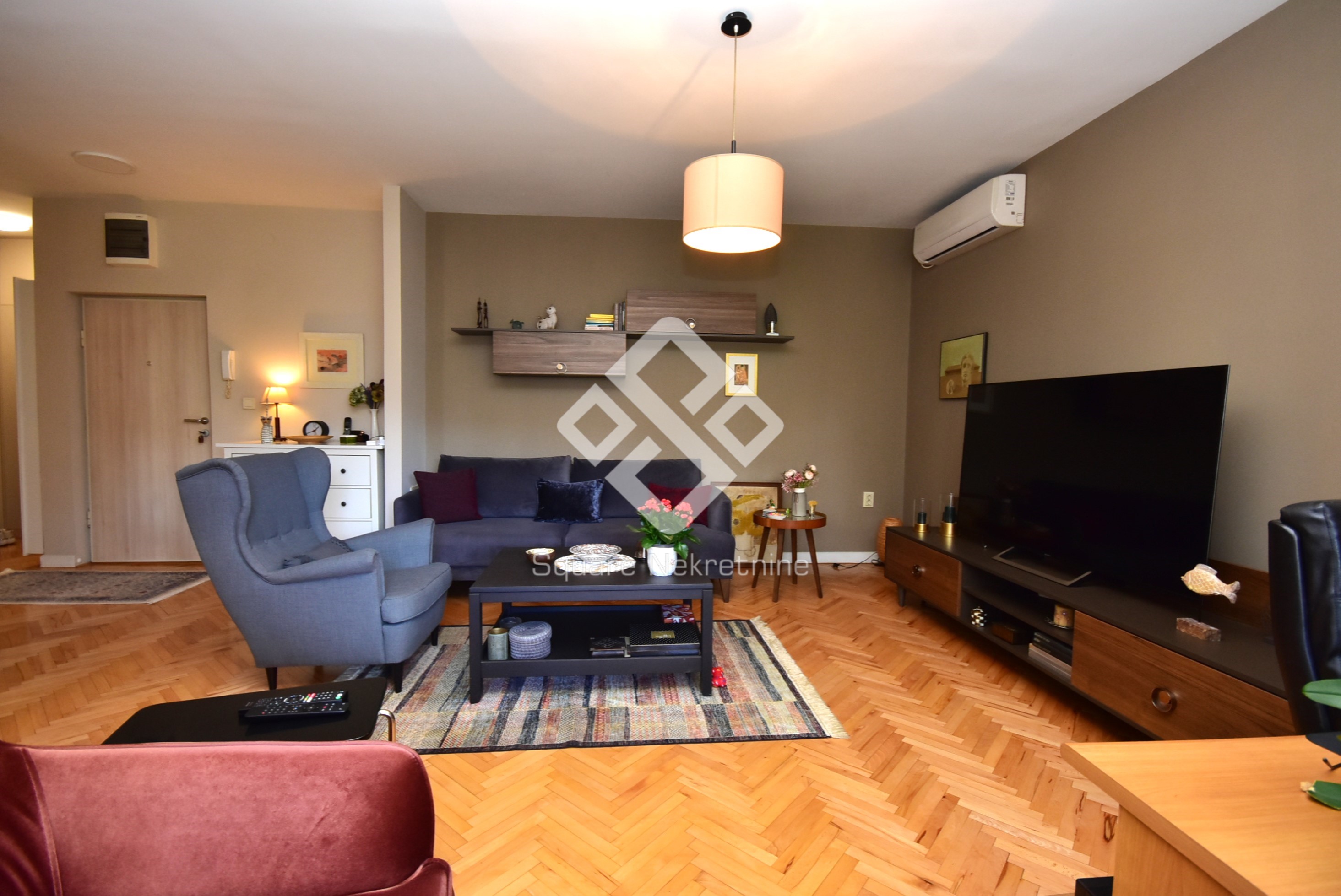 Jednosoban stan 67m2, renoviran i polunamjesten, Blok 6