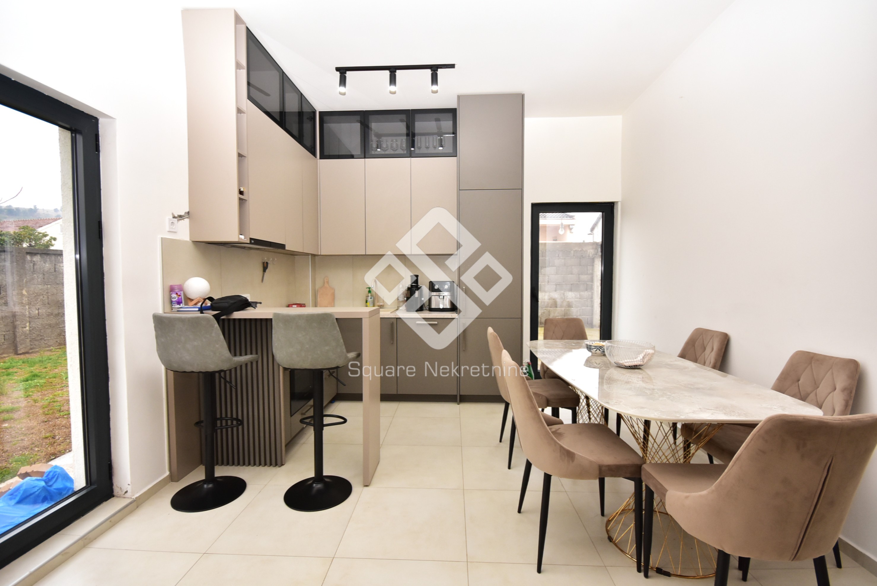 Trosoban stan 80m2 + 250m2 dvorista, namjesten+parking, Zabjelo