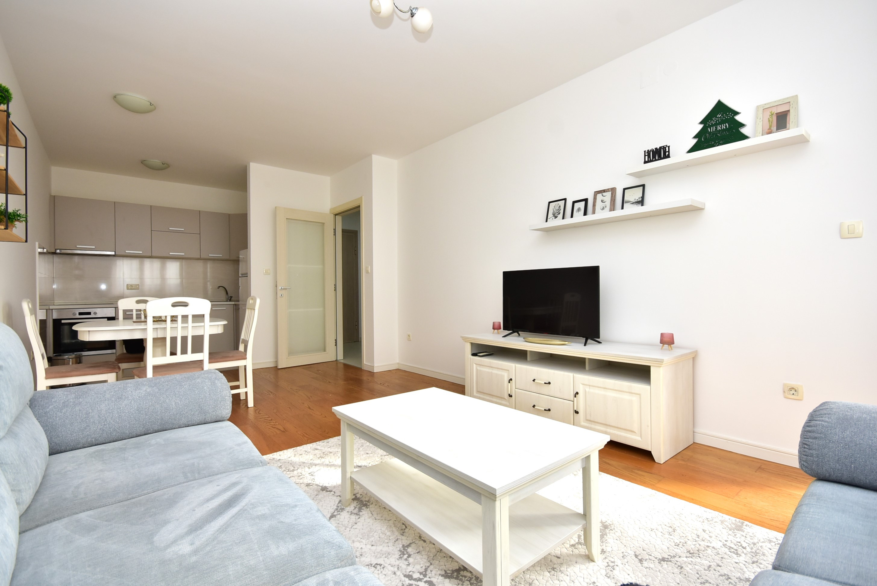 Trosoban stan 100m2, namjesten+garaza, Blok 9