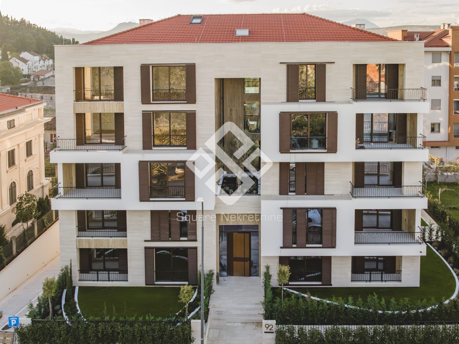 Trosoban stan 137m2 + 50m2 baste, prazan + 2 garaze, Kings Residence